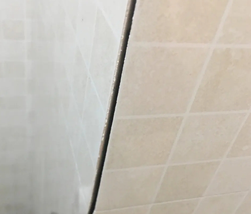 云南瓷砖空鼓维修公司分享阳台瓷砖脱落的修复过程可以分为以下几个步骤