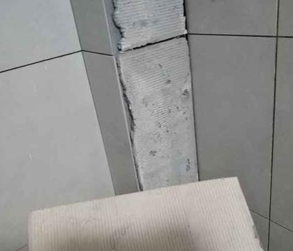 云南瓷砖空鼓维修公司分享下厨房瓷砖脱落的补救措施。